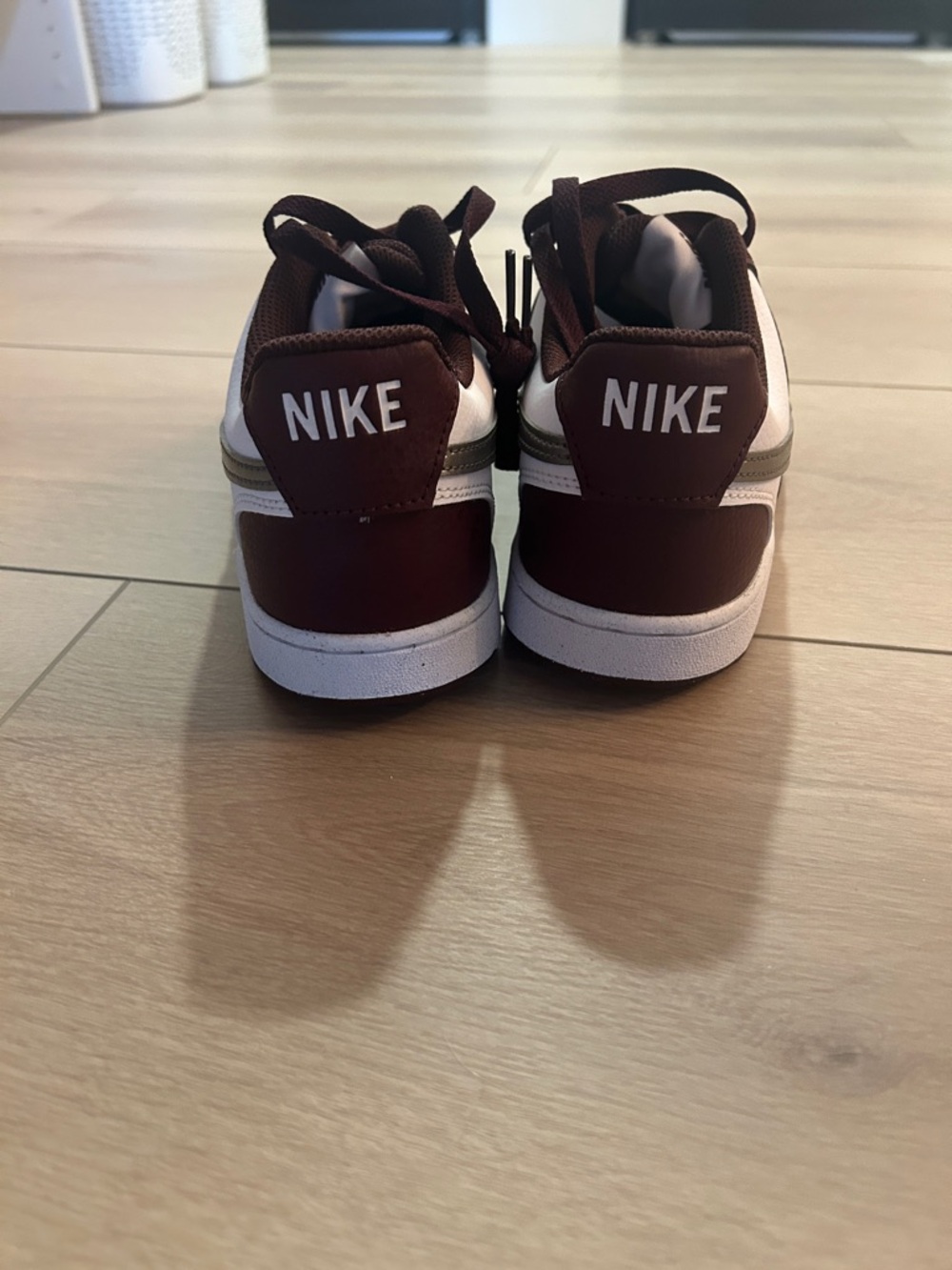 Nike Low-Top Sneakers in maroon, White and Metallic Swoosh - Picture 3 of 4